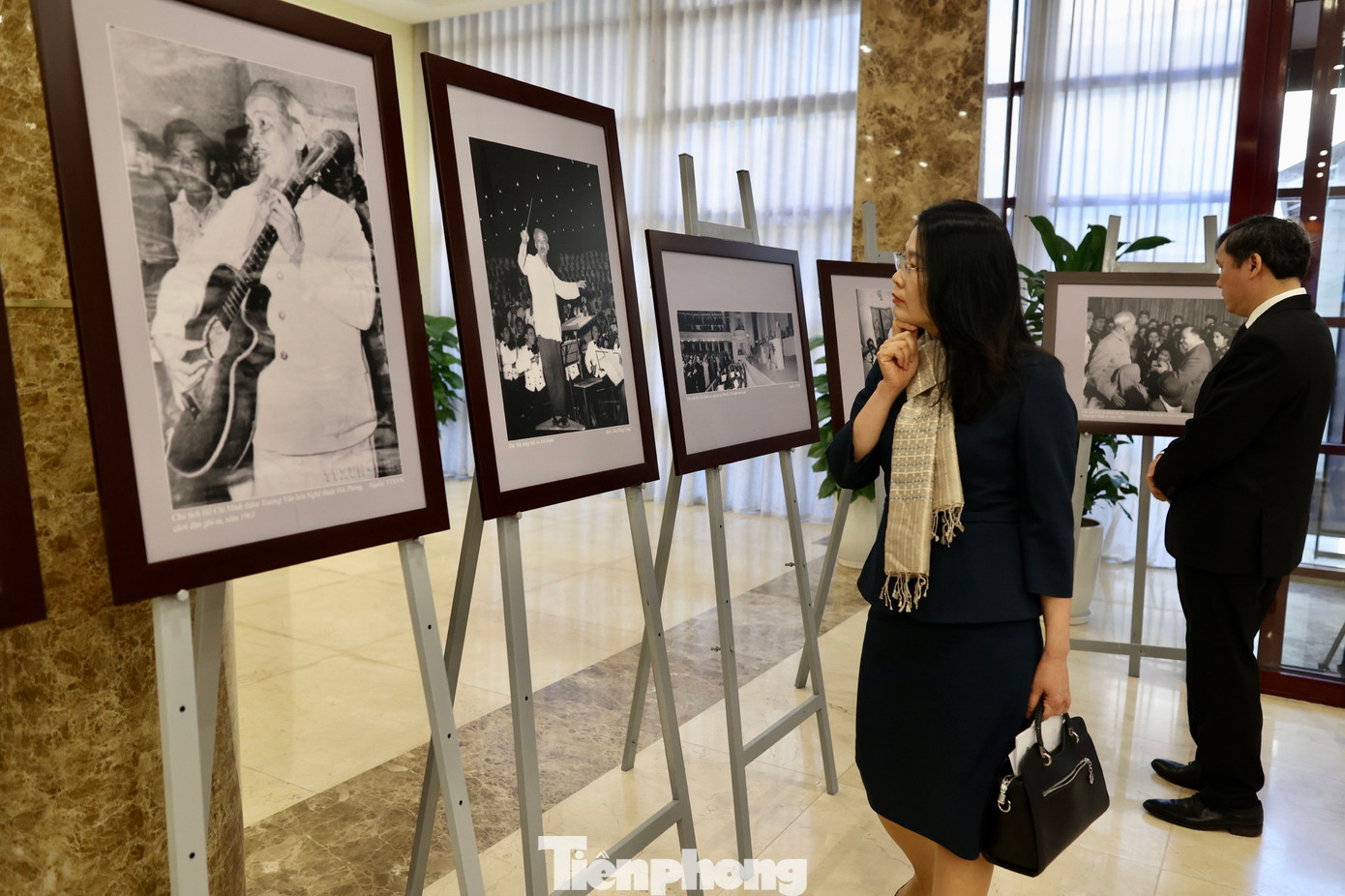 Triển lãm do Cục Mỹ thuật, Nhiếp ảnh và Triển lãm tổ chức, dưới sự chỉ đạo của Bộ VHTTDL. Sau lễ khai mạc tại Trung tâm Hội nghị Quốc tế, những bức ảnh trong triển lãm được trưng bày tại Nhà hát Lớn (Hà Nội) ngày 28/2. Ảnh: Như Ý.