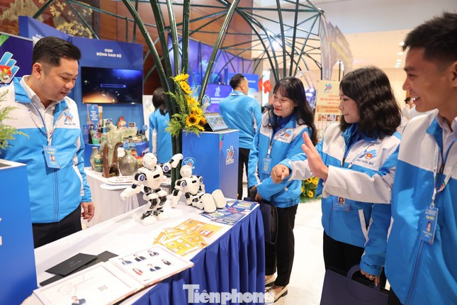 Thanh niên tích cực tham gia quá trình chuyển đổi số. Ảnh: NHƯ Ý. Thanh niên tích cực tham gia quá trình chuyển đổi số. Ảnh: NHƯ Ý.