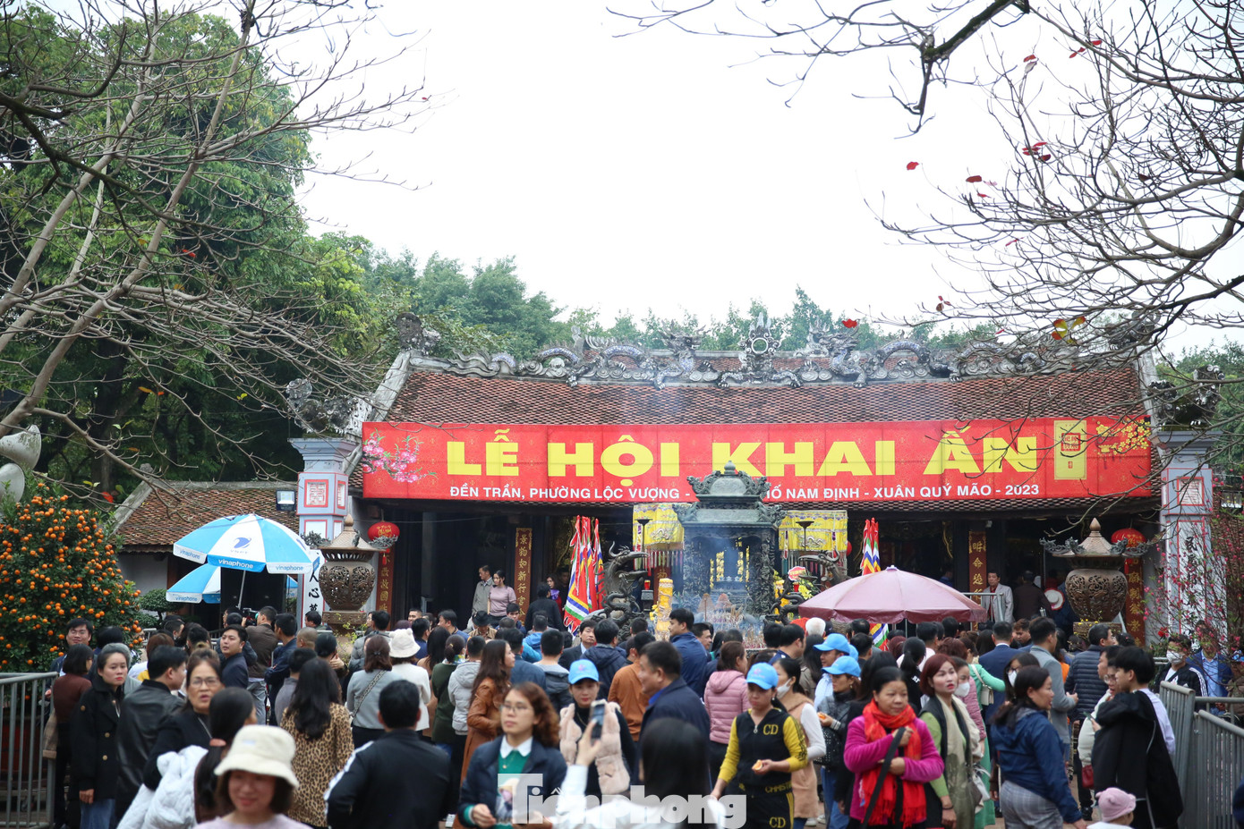 Sân đền đông kín người từ sớm 14 tháng Giêng. Nhiều du khách đi lễ sớm rồi tiếp tục chờ tới giờ khai ấn. Ảnh: TRỌNG TÀI. Sân đền đông kín người từ sớm 14 tháng Giêng. Nhiều du khách đi lễ sớm rồi tiếp tục chờ tới giờ khai ấn. Ảnh: TRỌNG TÀI.