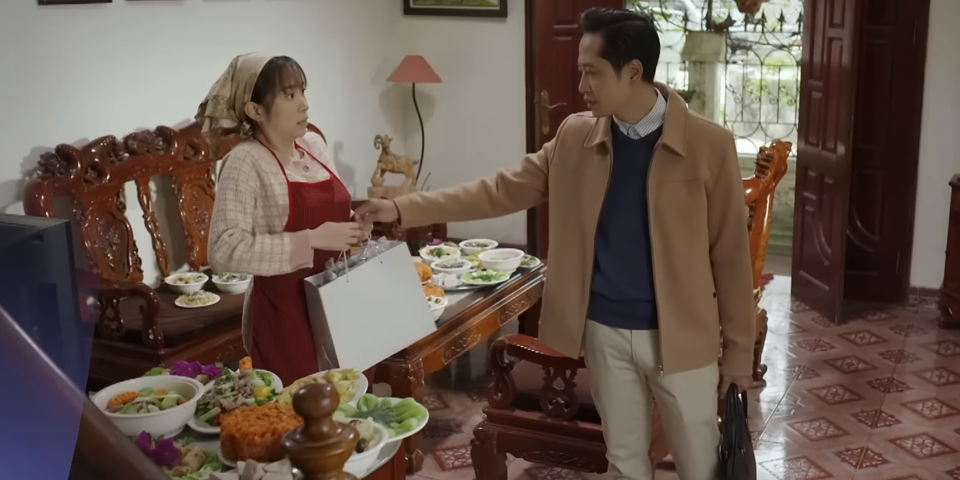 Đạt tặng quà làm lành với vợ. Ảnh: CMH.