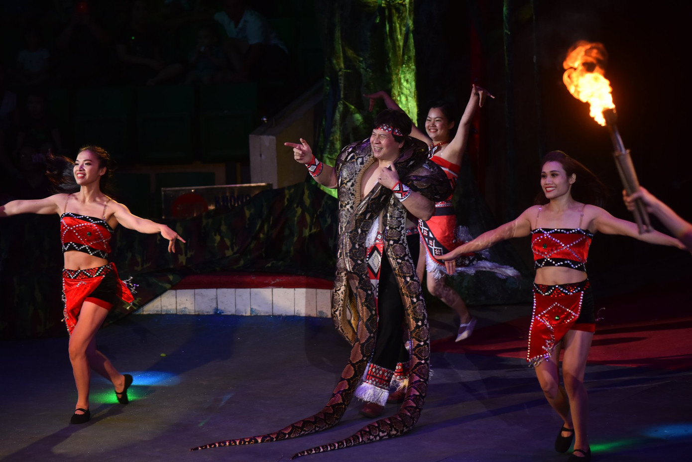 Sau này khi chuyển dần sang dàn dựng vở nhưng NSND Tống Toàn Thắng vẫn là "hoàng tử trăn" trong lòng khán giả. Ảnh: NVCC.