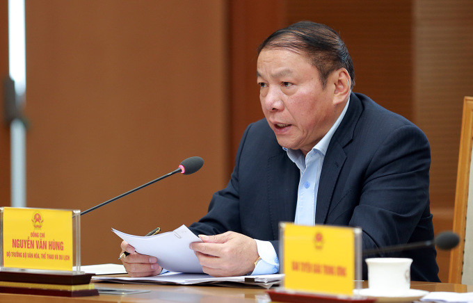 Bộ trưởng Bộ VHTTDL Nguyễn Văn Hùng báo cáo về việc xây dựng Chương trình tổng thể về phát triển văn hóa. Ảnh: MINH KHÔI.