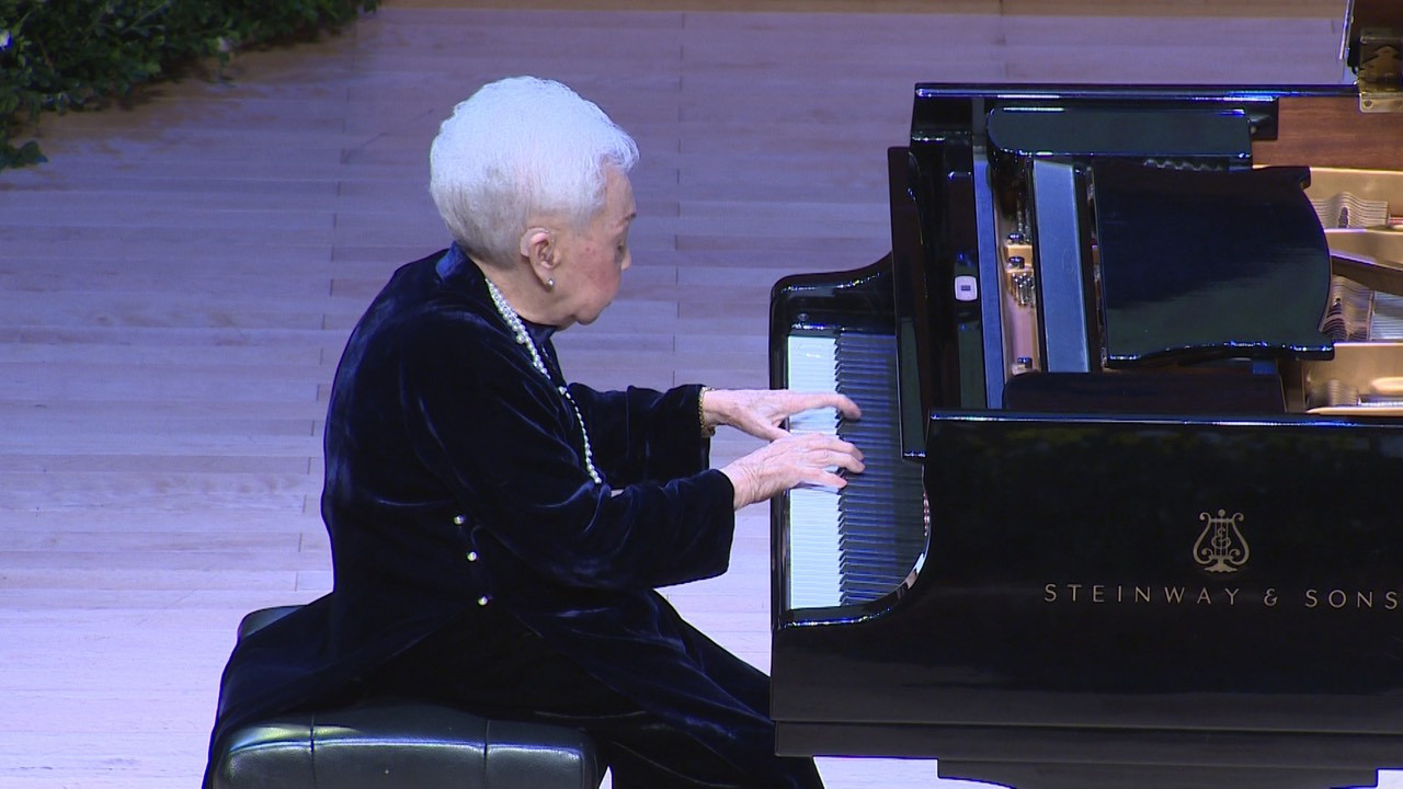 Nhà giáo nhân dân Thái Thị Liên biểu diễn ở đêm nhạc Trăm mùa thu vàng (2017). Nhà giáo nhân dân Thái Thị Liên biểu diễn ở đêm nhạc Trăm mùa thu vàng (2017).