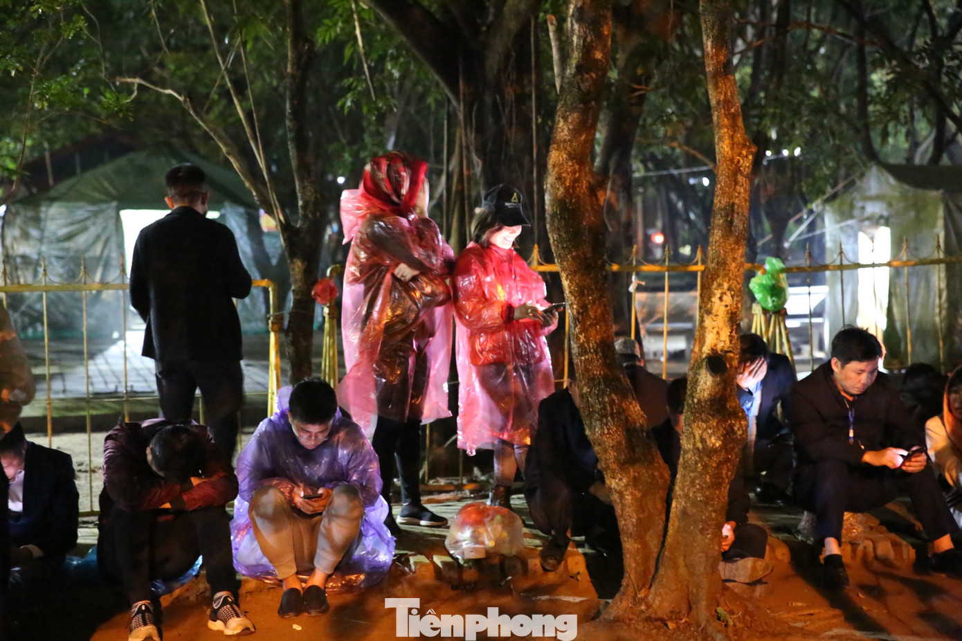 Thời điểm diễn ra nghi lễ khai ấn trời mưa khá nặng hạt nhưng không làm vơi đi sự hào hứng, chờ mong của người dân và du khách thập phương. Du khách sẵn sàng đội mưa, đứng ngoài hàng rào đợi chờ khoảnh khắc nghi lễ khai ấn diễn ra. Ảnh: TRỌNG TÀI.