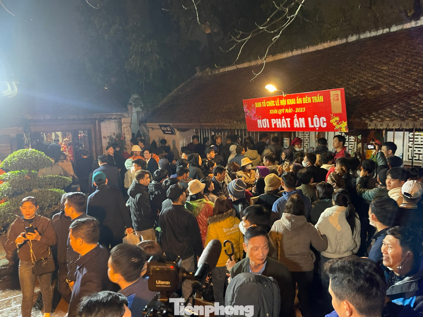 Sau khi các nghi lễ chính diễn ra, cửa đền được mở cho người dân và khách thập phương vào lễ đầu năm. Ảnh: Trọng Tài. Sau khi các nghi lễ chính diễn ra, cửa đền được mở cho người dân và khách thập phương vào lễ đầu năm. Ảnh: Trọng Tài.