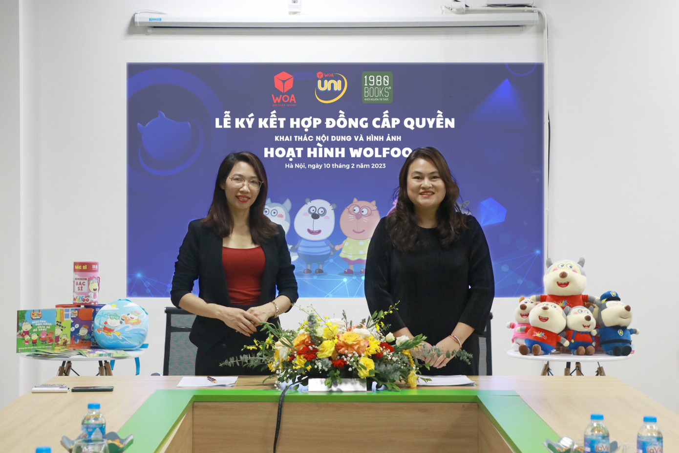 Bà Ngô Nữ Ngọc Diệp - Phó Giám đốc 1980 Books (bên phải) và bà Lại Thị Mai - Giám đốc Woa Universal (bên trái) tại lễ ký kết thỏa thuận cấp quyền khai thác bộ sản phẩm Wolfoo.