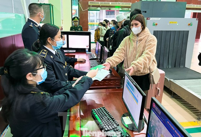 Khách làm thủ tục tại cửa khẩu Lào Cai ngày 8/1 (Ảnh: Hân Nguyễn).