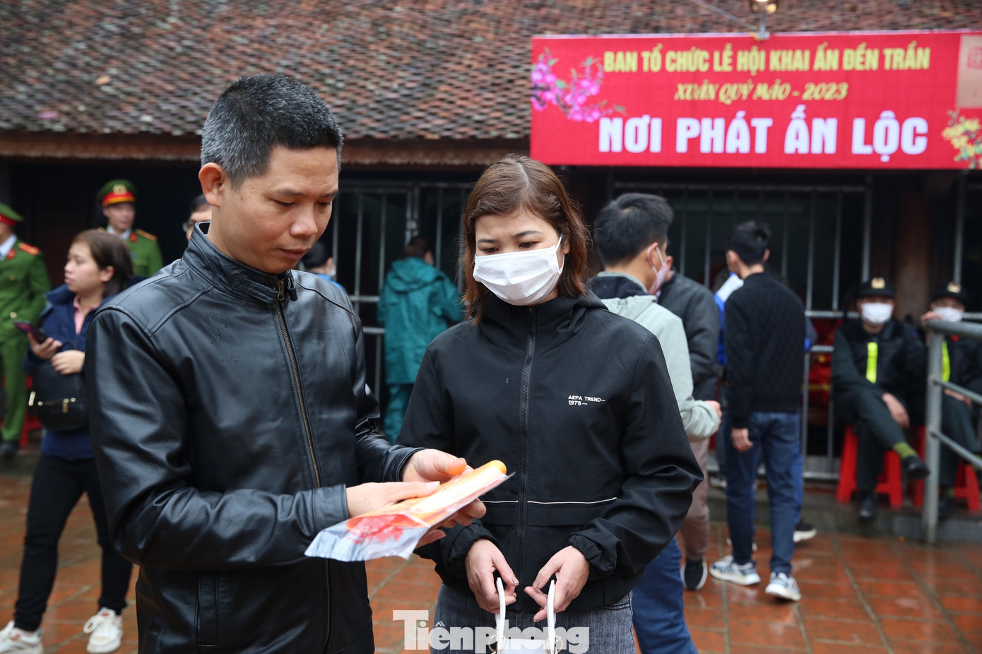 Sáng sớm Rằm tháng Giêng xuân Quý Mão khá thưa người tới xếp hàng. Ảnh: TRỌNG TÀI.