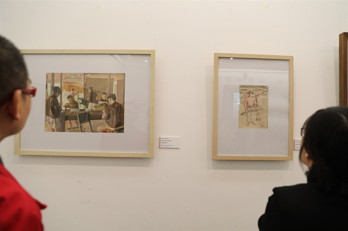 Bằng các kỹ thuật ký họa chì, mực, vẽ màu nước, bột màu, in… các họa sĩ đã kịp thời ghi lại khoảnh khắc của lịch sử, những hình ảnh chân thực, giàu cảm xúc về cuộc kháng chiến, về lòng yêu nước, tinh thần đoàn kết, anh dũng chiến đấu, thi đua tăng gia sản xuất, truyền thống hiếu học của quân dân cả nước, như các tác phẩm: Dao găm rèn cho du kích (1945, Nguyễn Hiêm), Đoàn kết chống xâm lăng (1947, Văn Giáo), Du kích Bến Tre (1948, Diệp Minh Châu), Dân công kháng chiến (1948, Lê Quốc Lộc), Bộ đội nghỉ trong hang (1951, Tô Ngọc Vân), Tay bừa tay súng (1954, Huỳnh Văn Thuận), Đi cấy (1954, Nguyễn Văn Tỵ), Bộ đội và thiếu nhi (1950, Nguyễn Thị Kim), Lớp học bình dân làng Bền (1948, Trần Văn Cẩn)… Bằng các kỹ thuật ký họa chì, mực, vẽ màu nước, bột màu, in… các họa sĩ đã kịp thời ghi lại khoảnh khắc của lịch sử, những hình ảnh chân thực, giàu cảm xúc về cuộc kháng chiến, về lòng yêu nước, tinh thần đoàn kết, anh dũng chiến đấu, thi đua tăng gia sản xuất, truyền thống hiếu học của quân dân cả nước, như các tác phẩm: Dao găm rèn cho du kích (1945, Nguyễn Hiêm), Đoàn kết chống xâm lăng (1947, Văn Giáo), Du kích Bến Tre (1948, Diệp Minh Châu), Dân công kháng chiến (1948, Lê Quốc Lộc), Bộ đội nghỉ trong hang (1951, Tô Ngọc Vân), Tay bừa tay súng (1954, Huỳnh Văn Thuận), Đi cấy (1954, Nguyễn Văn Tỵ), Bộ đội và thiếu nhi (1950, Nguyễn Thị Kim), Lớp học bình dân làng Bền (1948, Trần Văn Cẩn)…