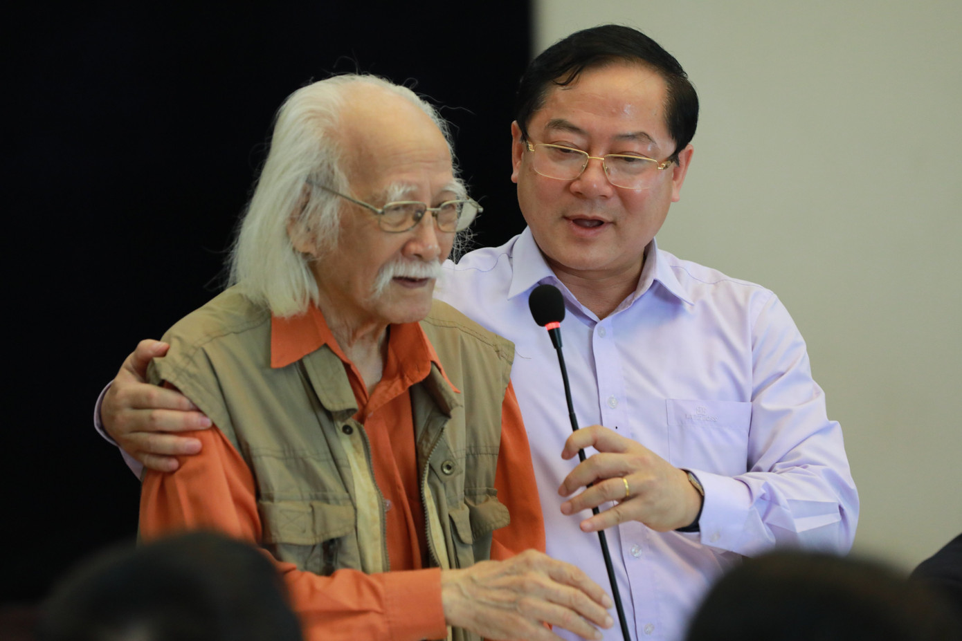 Họa sĩ Tôn Đức Lượng và nhà báo Lê Xuân Sơn, Tổng biên tập báo Tiền Phong trong một cuộc hội ngộ các thế hệ làm báo Tiền Phong. Ảnh: HỒNG VĨNH.