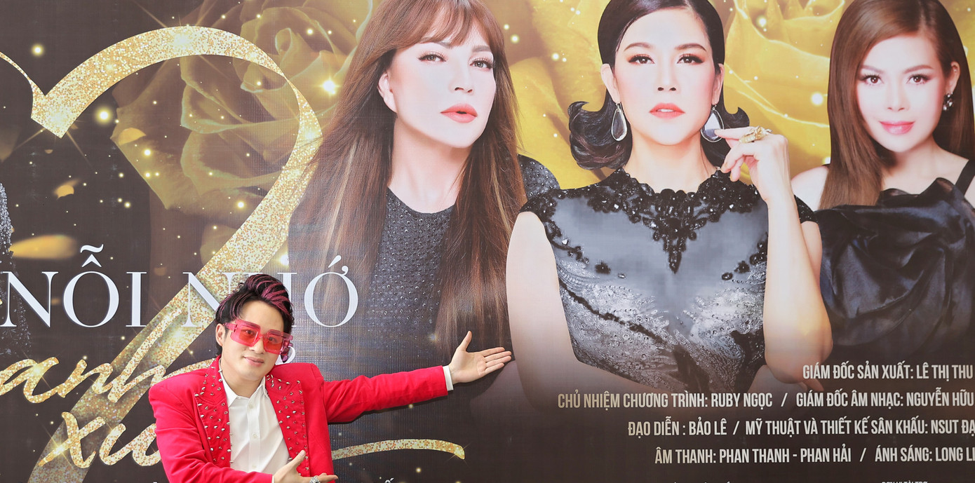 Ba nữ ca sĩ song ca với Tùng Dương.