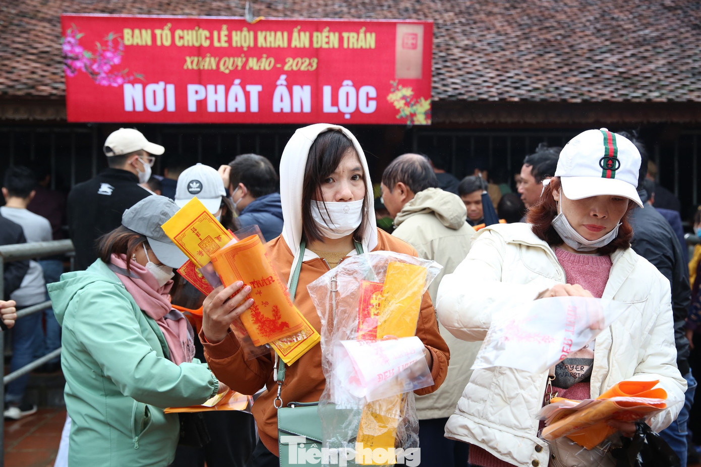 Du khách cho biết thời gian xếp hàng lấy ấn năm nay được rút ngắn hơn, không còn cảnh chen lấn, xô đẩy. Ảnh: TRỌNG TÀI.