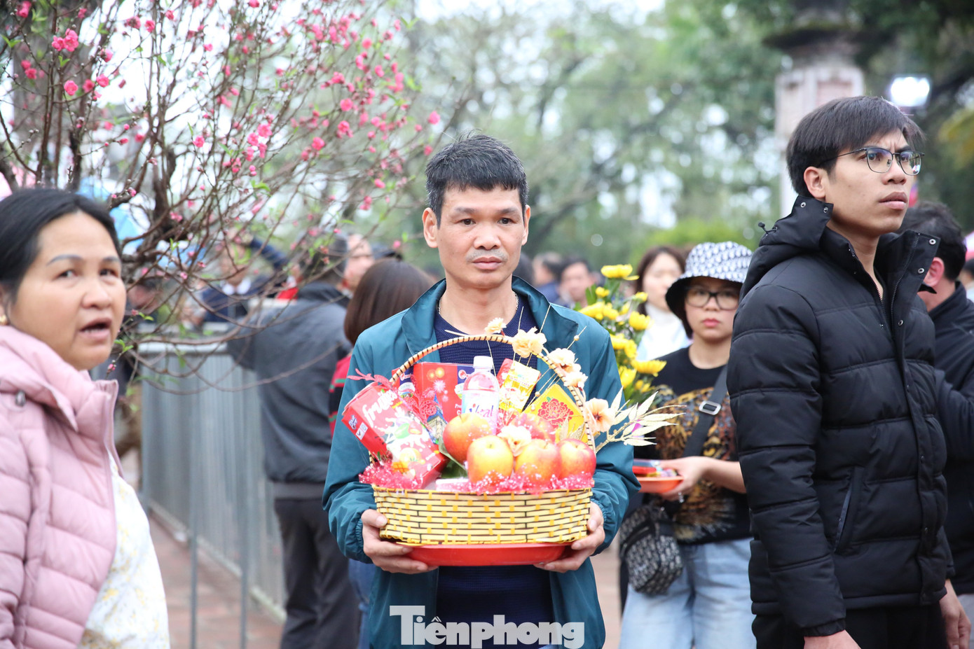 Sau khi dâng lễ, thành tâm cúng bái, nhiều du khách chọn ở lại trong khuôn viên khu di tích đền Trần và đợi chờ đến thời điểm khai ấn và phát ấn. Theo họ, việc đợi chờ trong khuôn viên đền Trần mới đảm bảo sự thành tâm với đức thánh Trần. Ảnh: TRỌNG TÀI. Sau khi dâng lễ, thành tâm cúng bái, nhiều du khách chọn ở lại trong khuôn viên khu di tích đền Trần và đợi chờ đến thời điểm khai ấn và phát ấn. Theo họ, việc đợi chờ trong khuôn viên đền Trần mới đảm bảo sự thành tâm với đức thánh Trần. Ảnh: TRỌNG TÀI.