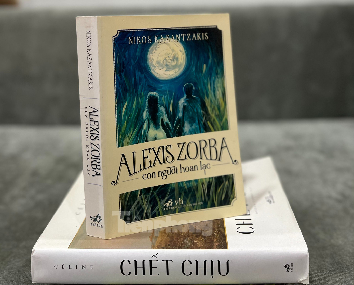 Tác phẩm dịch Chết chịu của Dương Tường ra mắt năm 2019, ông tuyên bố "rửa tay gác kiếm", tuy nhiên một năm sau lại ra mắt bản dịch Kiều. Ảnh: NGUYÊN KHÁNH. Tác phẩm dịch Chết chịu của Dương Tường ra mắt năm 2019, ông tuyên bố "rửa tay gác kiếm", tuy nhiên một năm sau lại ra mắt bản dịch Kiều. Ảnh: NGUYÊN KHÁNH.