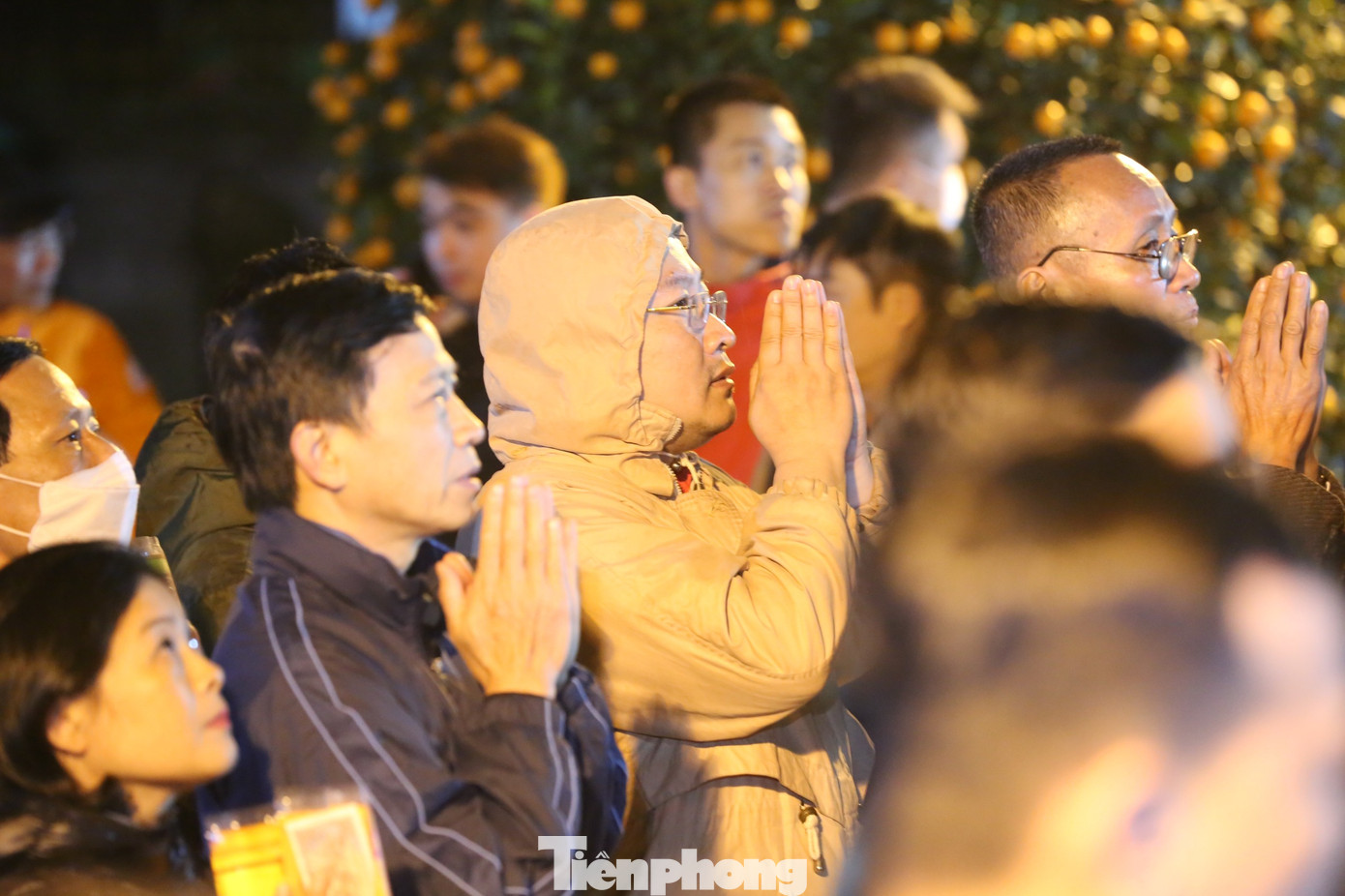 Sau thời khắc khai ấn, người dân thành tâm dâng lễ tại đền Trần. Từ sáng 14 tháng Giêng, dòng người mỗi lúc một đông đổ về đền Trần đi lễ, chờ khai ấn. Ảnh: TRỌNG TÀI.