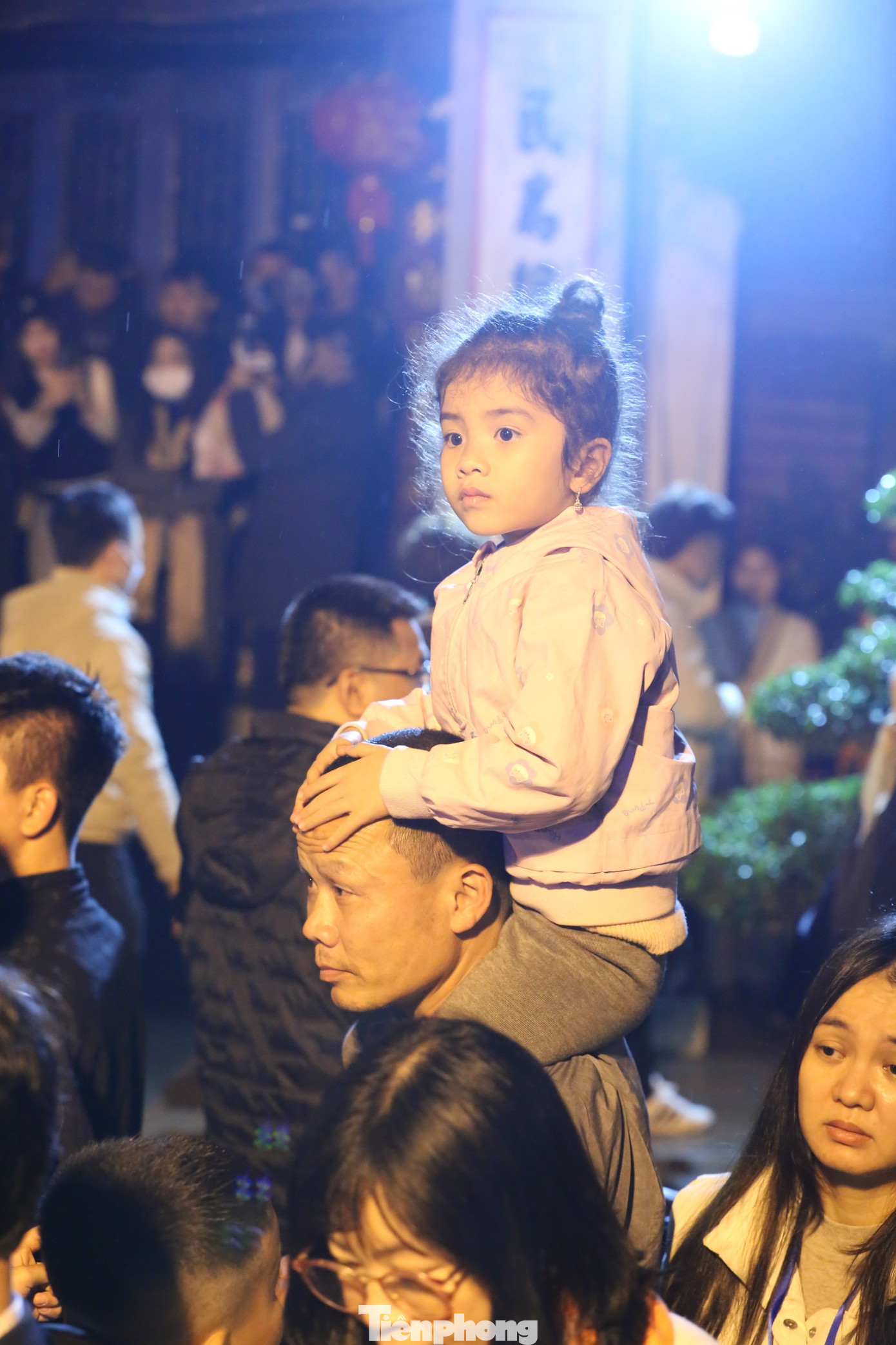 Bất chấp đông đúc, giữa đêm trẻ em thức cùng cha mẹ xem khai ấn đền Trần. Ảnh: TRỌNG TÀI.