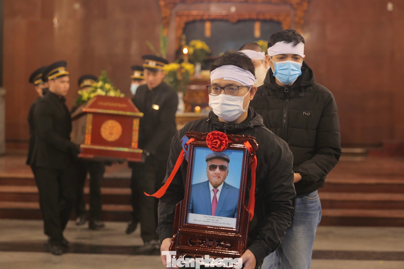 NSƯT Văn Vượng trút hơi thở cuối cùng lúc 14h ngày 11/2 tại nhà riêng ở Cầu Giấy, Hà Nội. Ông hưởng thọ 83 tuổi. Sau lễ viếng, lễ truy điệu và đưa tang diễn ra vào 15h30 chiều ngày 15/2. Linh cữu ông được hỏa táng tại Đài hóa thân Hoàn vũ (Văn Điển, Hà Nội). NSƯT Văn Vượng được an táng tại nghĩa trang quê nhà ở Hải Dương. Ảnh: DUY PHẠM.