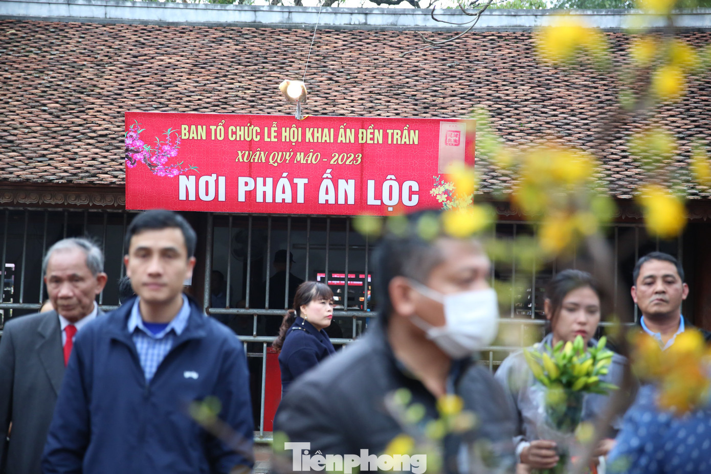 Hàng rào được dựng lên ở khu vực phát ấn lộc. Ảnh: TRỌNG TÀI. Hàng rào được dựng lên ở khu vực phát ấn lộc. Ảnh: TRỌNG TÀI.