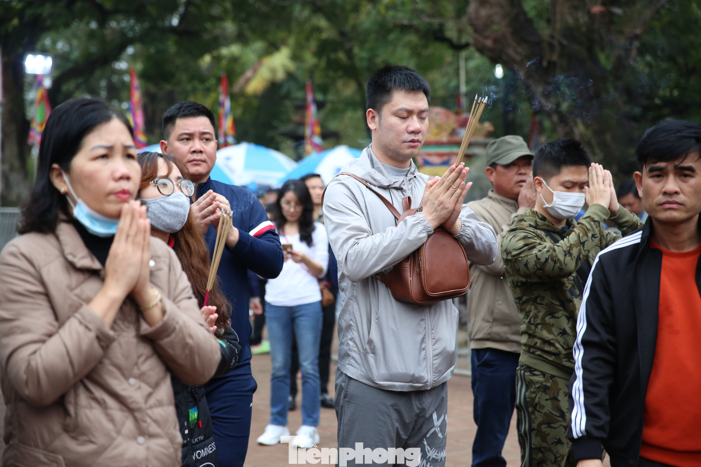Lễ khai ấn đền Trần rơi vào cuối tuần nên càng về cuối ngày, lượng khách về hành lễ càng đông. Ảnh: TRỌNG TÀI. Lễ khai ấn đền Trần rơi vào cuối tuần nên càng về cuối ngày, lượng khách về hành lễ càng đông. Ảnh: TRỌNG TÀI.