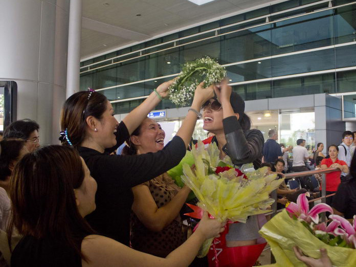 Huyền Trang trong vòng vây của gia đình, bạn bè và người hâm mộ