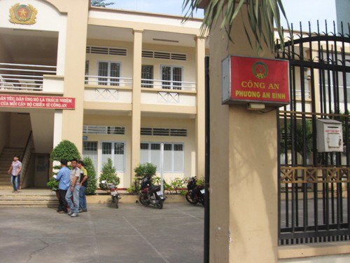 Chỉ chưa đầy 24 giờ phá án, trinh sát đã tóm được 1 nghi can giết người man rợ, đưa về trụ sở Công an phường An Bình. Chỉ chưa đầy 24 giờ phá án, trinh sát đã tóm được 1 nghi can giết người man rợ, đưa về trụ sở Công an phường An Bình