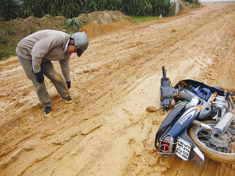 Con đường mới mở lầy lội dẫn vào trung tâm xã Quảng Hải Con đường mới mở lầy lội dẫn vào trung tâm xã Quảng Hải