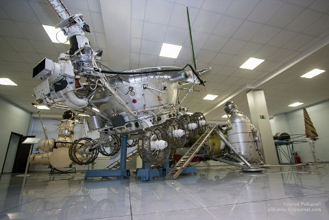 Lunokhod-3 và hệ thống tiếp đất, trước khi những bánh xe khiến nó hoạt động trên mặt trăng