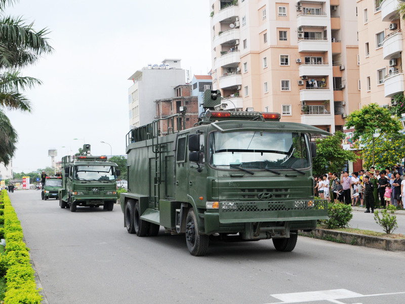 Xe chở nước chống biểu tình