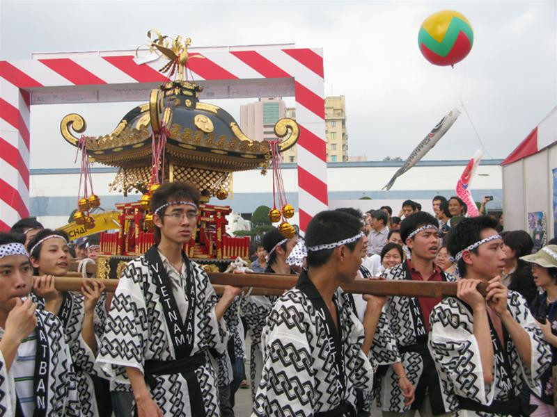 Lễ rước kiệu thần được các thanh niên khỏe mạnh thực hiện vòng quanh phố Lễ rước kiệu thần được các thanh niên khỏe mạnh thực hiện vòng quanh phố