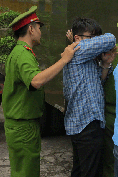 Nguyễn Vũ Tân xấu hổ, lấy tay che mặt