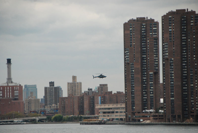 Từ tòa nhà Trung tâm ngó ra 