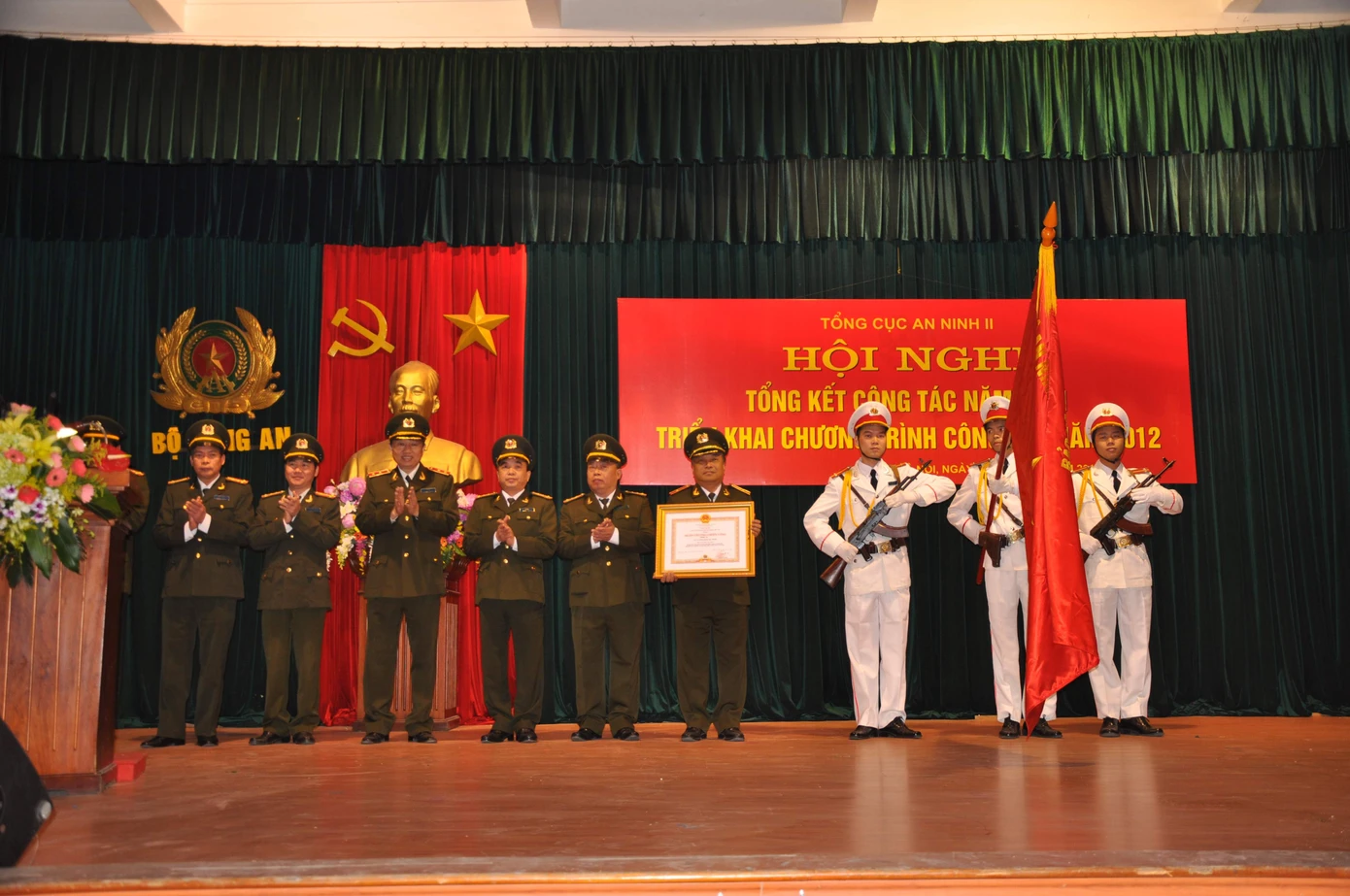 Nhận huân chương chiến công của Chủ tịch nước