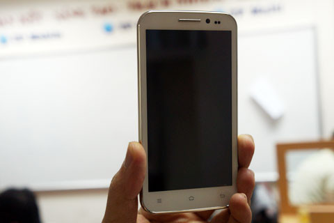 Màn hình 5 inch, HD 720P, độ phân giải 1280x720 px