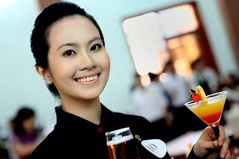 Quá trình luyện tập và trổ tài của cô ở hội thi đã được các nhiếp ảnh gia ghi lại trong nhiều khoảnh khắc. Huyền Trang rạng rỡ khoe thành phẩm trong hội thi tay nghề