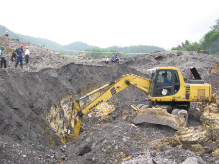 Các máy xúc hoạt động hết công suất mong tìm được nạn nhân còn mất tích trong đống đất đá