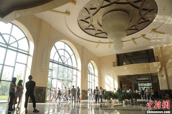 Mặt đất từ sàn đến trần là 6,3 mét, sảnh chính của trường được bài trí sang trọng gồm ba chiếc đèn chùm pha lê cỡ lớn và nền ốp gạch và cửa kính được thiết kế đậm chất kiến trúc châu Âu Bài viết: http://news.zing.vn/Truong-dai-hoc-sang-nhu-khach-san-5-sao-post359992.html#home_cate.tinmoi Nguồn Zing News 