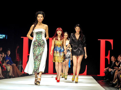 Pha chặt chém kinh điển trong một show thời trang giữa đàn chị T với đàn em mới vào nghề. Pha chặt chém kinh điển trong một show thời trang giữa đàn chị T với đàn em mới vào nghề