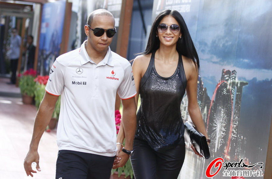 Nicole và Hamilton dung dăng dung dẻ trên đường phố Singapore .