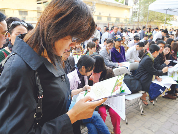 Những người có nhu cầu nhà ở luôn băn khoăn đâu là giá gốc của căn hộ? Ảnh: Hồng Vĩnh