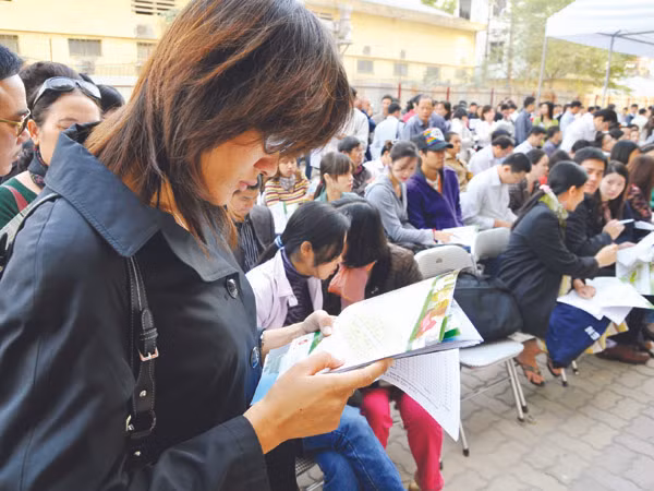 Những người có nhu cầu nhà ở luôn băn khoăn đâu là giá gốc của căn hộ? Ảnh: Hồng Vĩnh