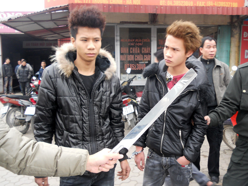 Hai đối tượng Nguyễn Văn Tiến và Nguyễn Văn Cường thủ phớ trên xe taxi. Hai đối tượng Nguyễn Văn Tiến và Nguyễn Văn Cường thủ phớ trên xe taxi