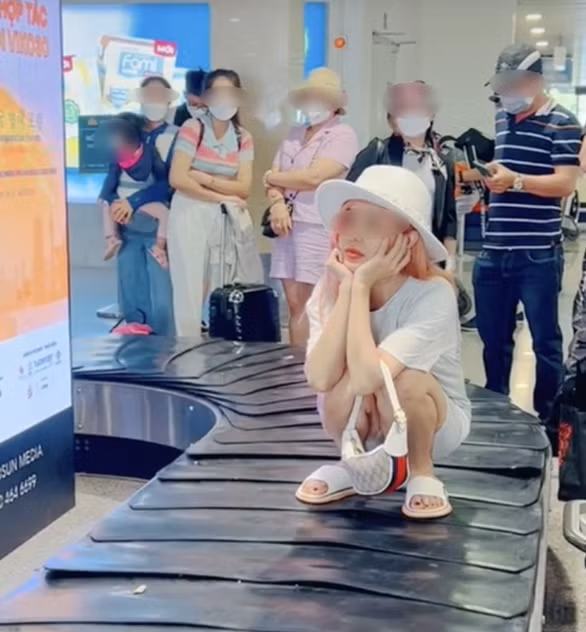 Những hành động kém văn minh, phản cảm nơi công cộng chỉ nhằm mục đích quay clip TikTok câu view khiến mọi người ngán ngẩm. Ảnh: Internet