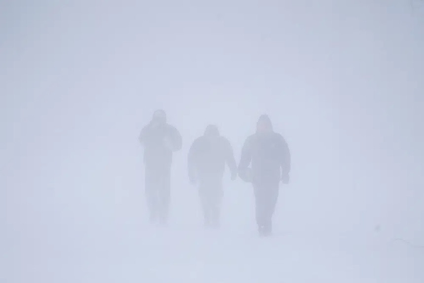 Khung cảnh trắng xóa ở Buffalo (New York, Mỹ). Ảnh: Derek Gee/ The Buffalo News/ AP.