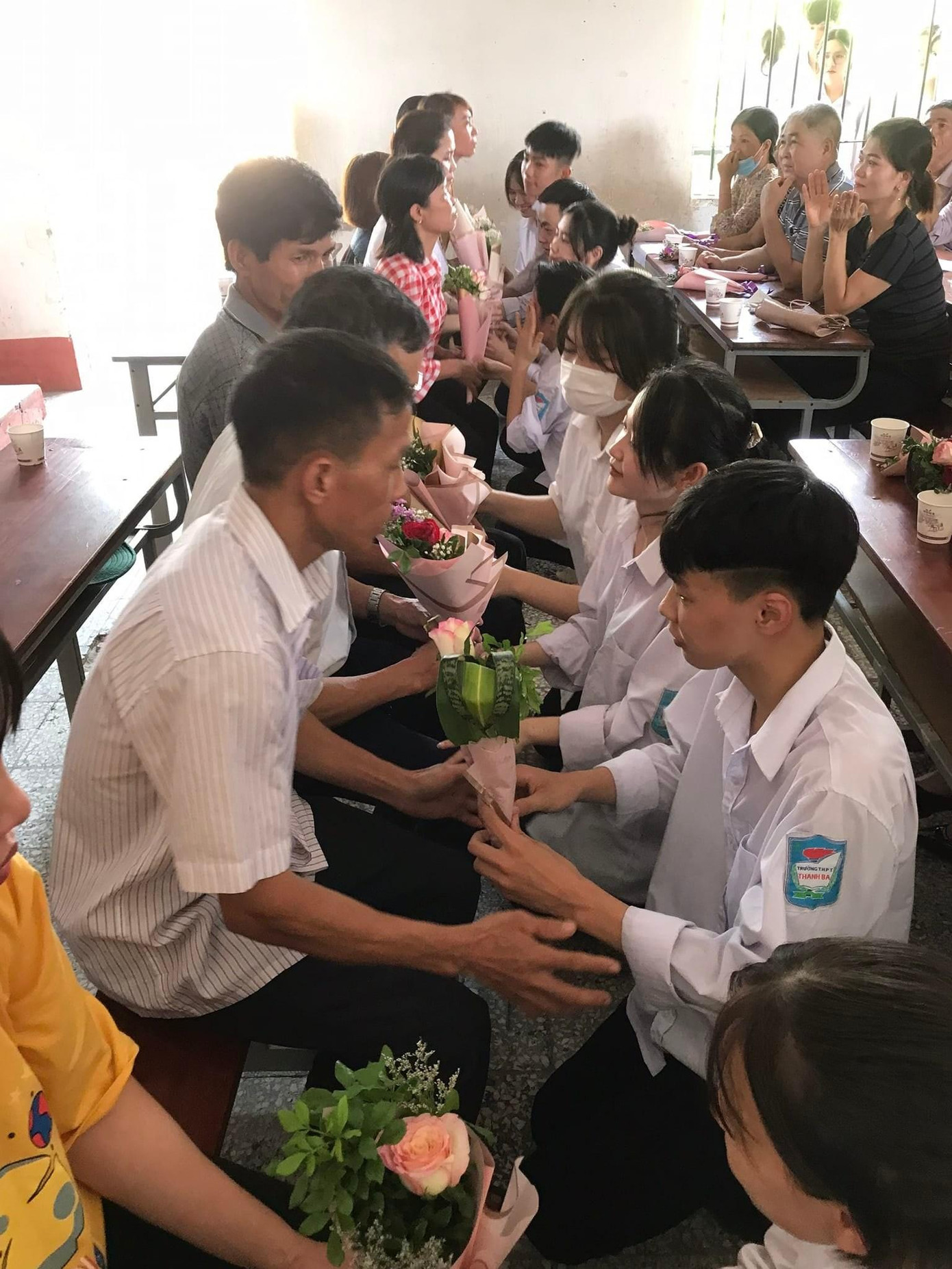 Các học sinh lớp 12A4 tri ân đấng sinh thành - Ảnh: FBNV Các học sinh lớp 12A4 tri ân đấng sinh thành - Ảnh: FBNV