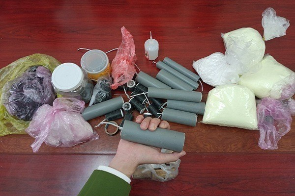 Nhiều vụ học sinh bắt chước YouTube tự chế pháo nổ gây hậu quả đáng tiếc. Ảnh minh họa: Báo Giáo dục & Thời đại Nhiều vụ học sinh bắt chước YouTube tự chế pháo nổ gây hậu quả đáng tiếc. Ảnh minh họa: Báo Giáo dục & Thời đại