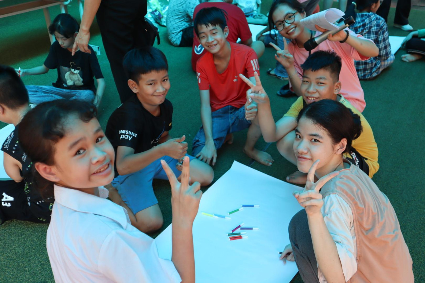 Cùng vẽ ngôi nhà mơ ước của bản thân. Qua hoạt động này, các em đã tự tay phác thảo ra những bức tranh chứa đựng hoài bão, hy vọng của bản thân vào tương lai.