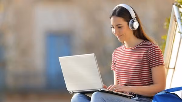 Bạn hoàn toàn có thể tự luyện nghe tiếng Anh ở nhà mà vẫn rất hiệu quả. Ảnh: Ellio.
