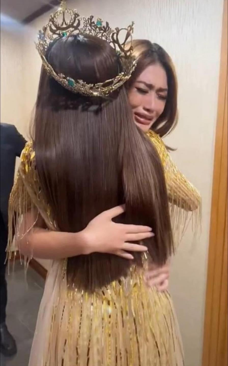 Thiên Ân ôm Thùy Tiên khóc nức nở trong hậu trường khi không thể lọt Top 10.