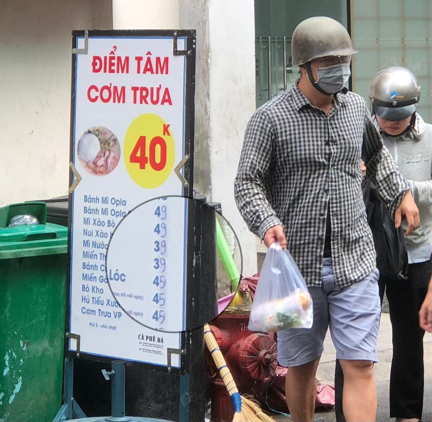 Theo chủ quán, đã cố kìm giá trong một thời gian dài trước đó, không dám tăng vì sợ mất khách nhưng giờ thì không còn “gồng” được nữa. Ảnh: Chí Nhân/ TNO. Theo chủ quán, đã cố kìm giá trong một thời gian dài trước đó, không dám tăng vì sợ mất khách nhưng giờ thì không còn “gồng” được nữa. Ảnh: Chí Nhân/ TNO.