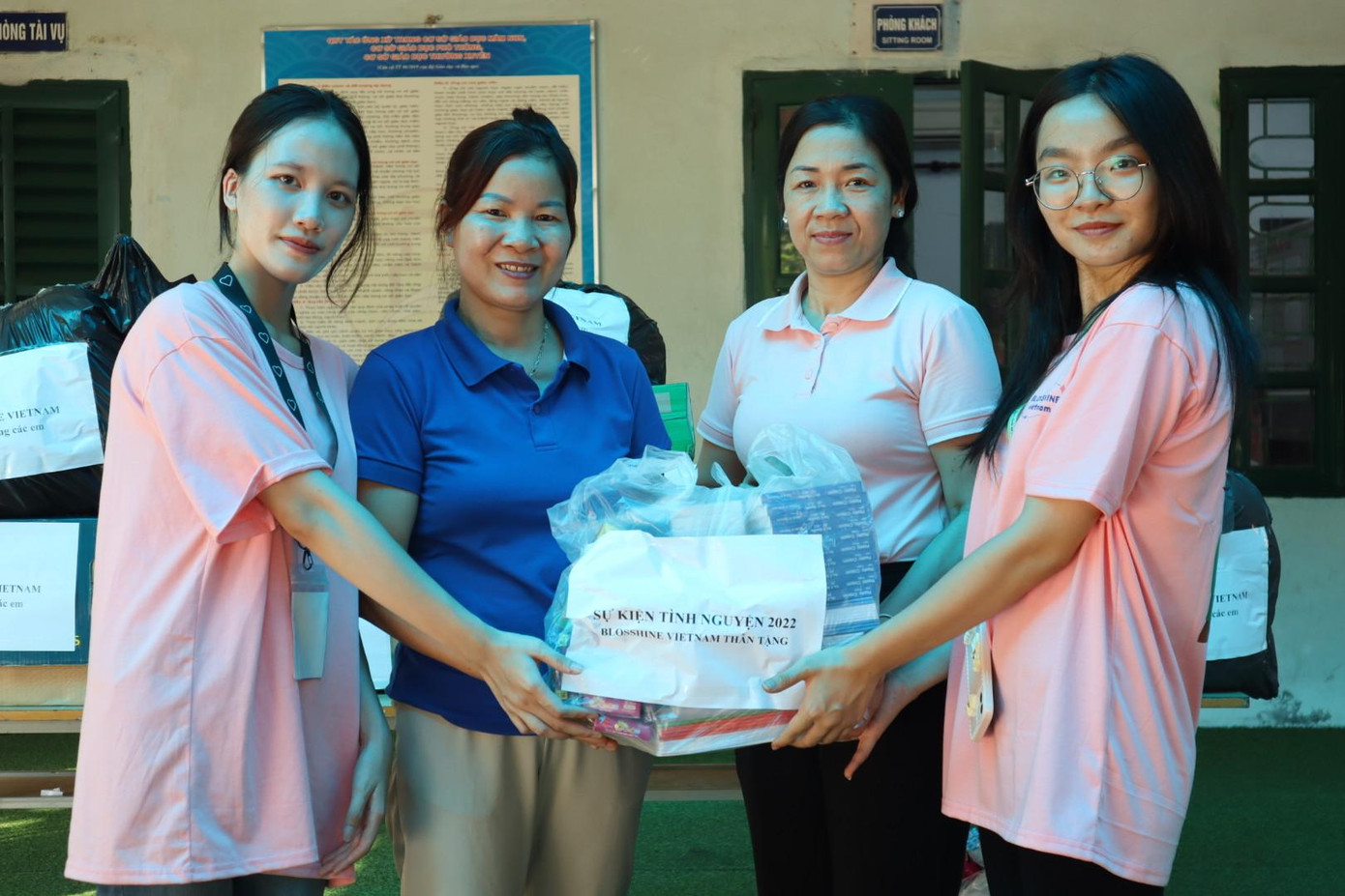 Những phần quà tuy không quá lớn về mặt vật chất nhưng đã thể hiện sự nỗ lực của BTC chương trình đến với các em nhỏ khó khăn.